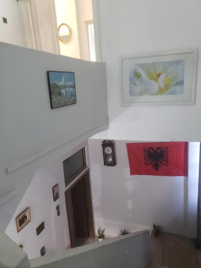 Hostel Oakland Tirana Eksteriør billede