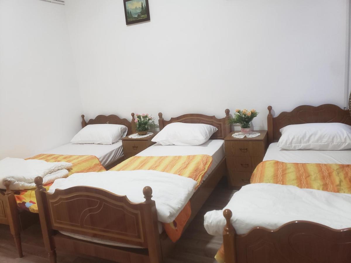 Hostel Oakland Tirana Eksteriør billede